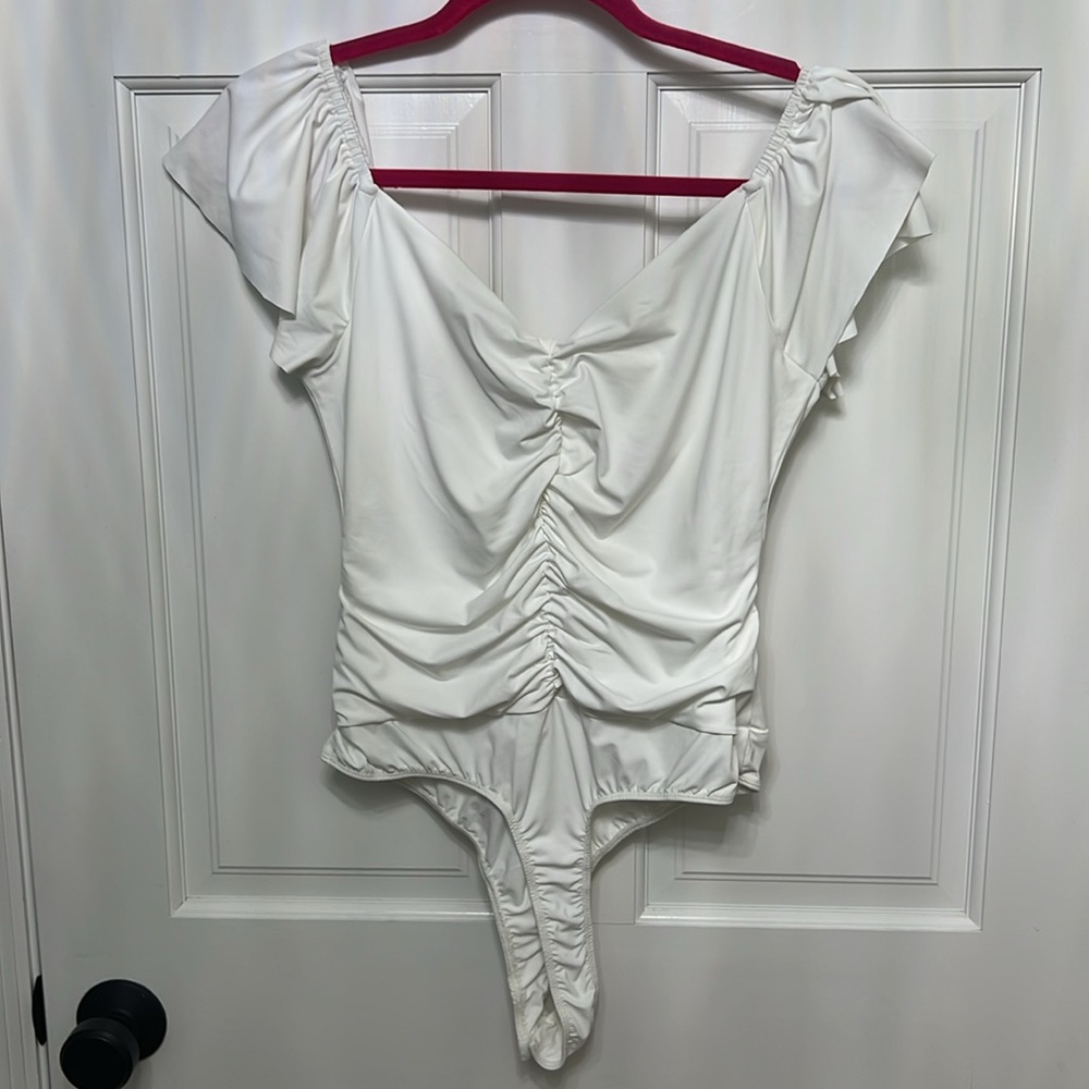 NWOT Lulu’s A Little Bit Of Love Ivory Ruched Flutter Sleeve Bodysuit - Picture 8 of 9